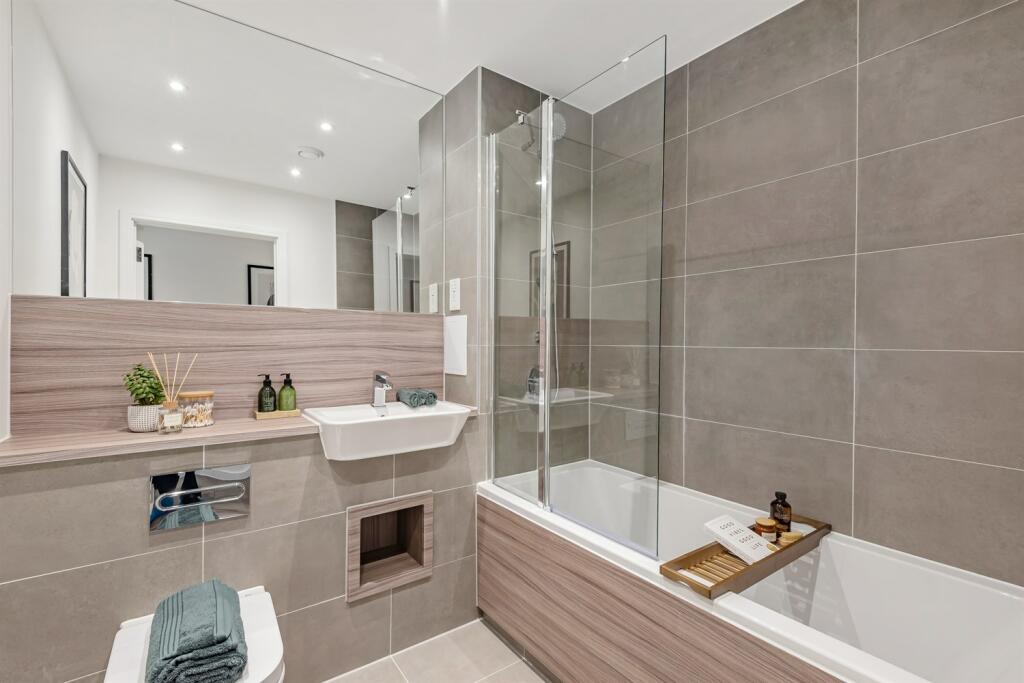 Apartments to Rent by Simple Life London in Beam Park, Havering, RM13, The Fairmont bathroom