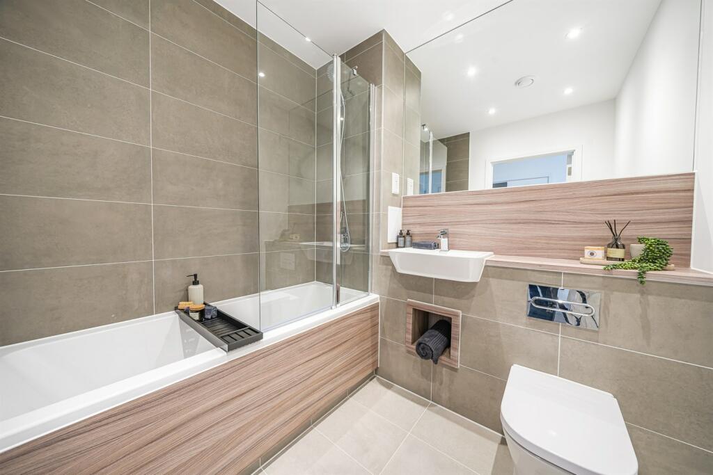 Apartments to Rent by Simple Life London in Beam Park, Havering, RM13, The Visos bathroom