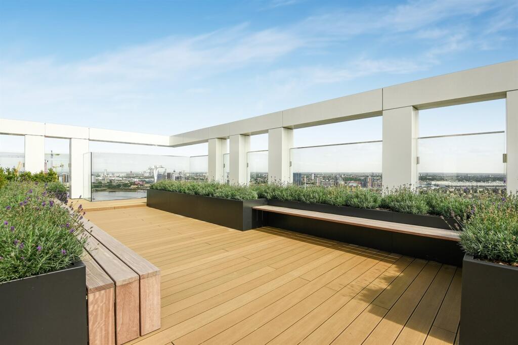 Apartments to Rent by Greenwich Peninsula at The Waterman, Greenwich, SE10, roof terrace