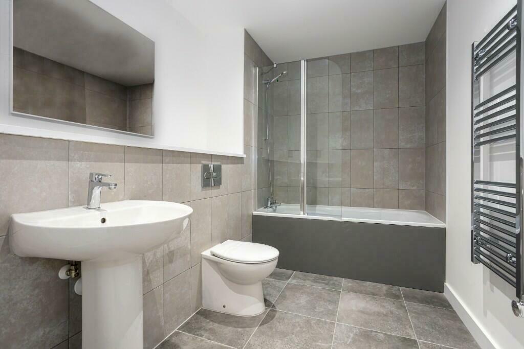 Apartments to Rent by ila at Hairpin House, Birmingham, B12, bathroom