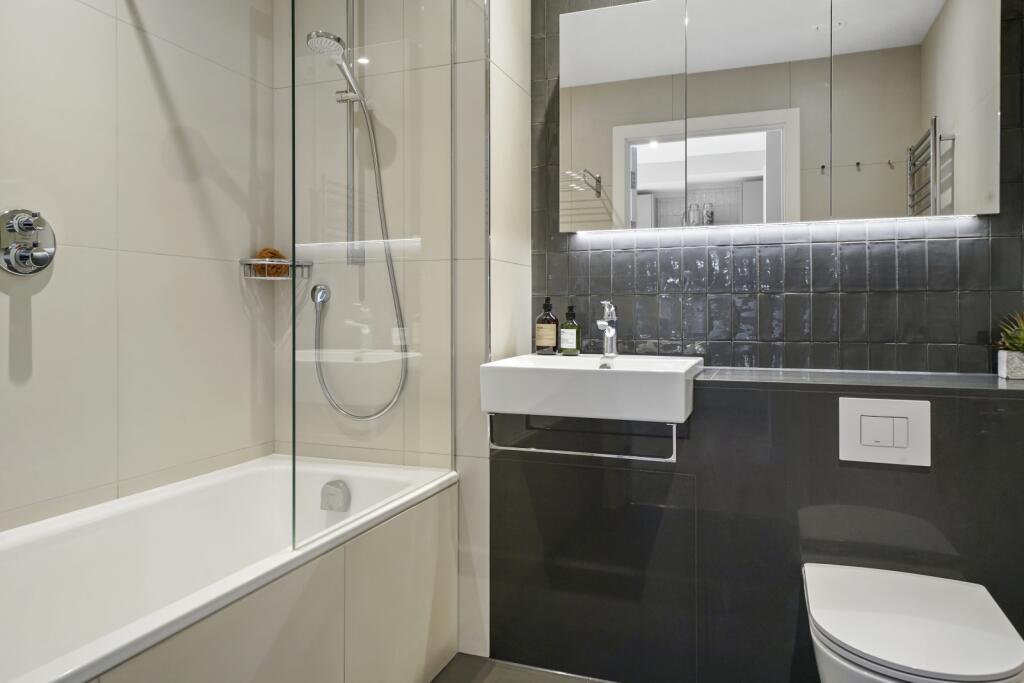 Apartment Get Living East Village London Stratford Bathroom 1