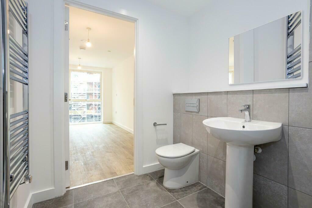 Apartments to Rent by ila at Hairpin House, Birmingham, B12, ensuite