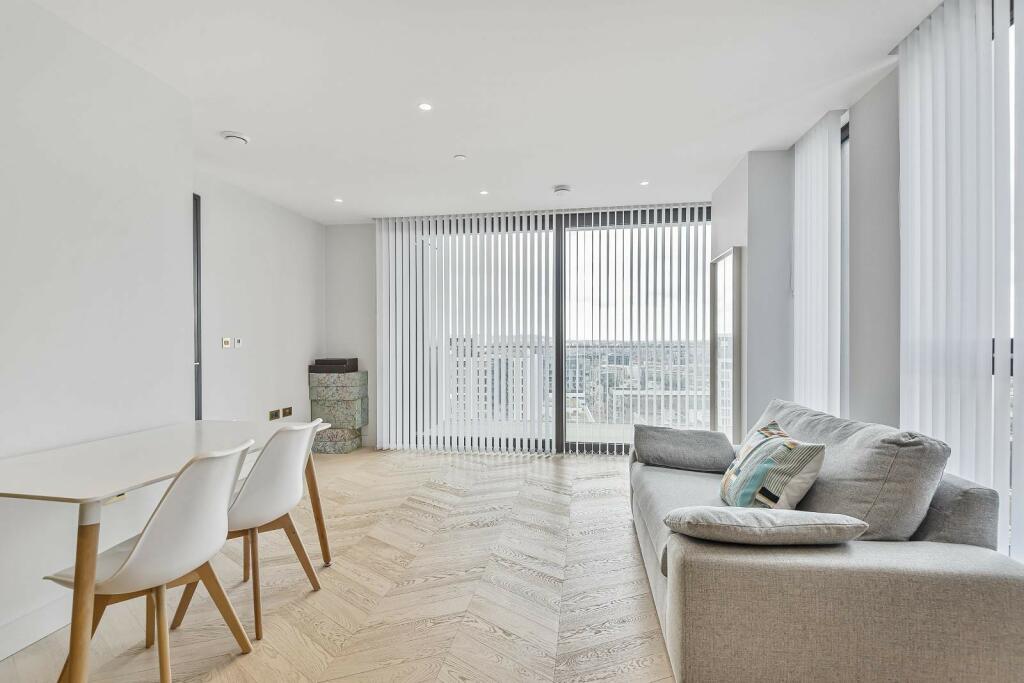 Apartments to Rent by Greenwich Peninsula at The Waterman, Greenwich, SE10, living dining area