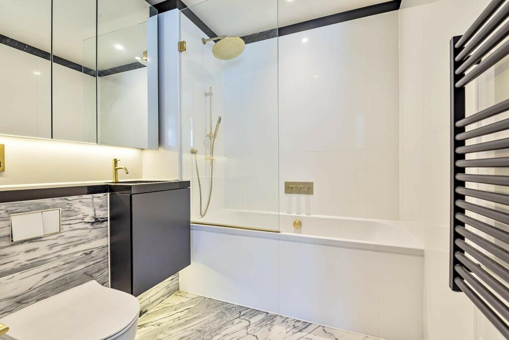 Apartments to Rent by Greenwich Peninsula at The Waterman, Greenwich, SE10, bathroom