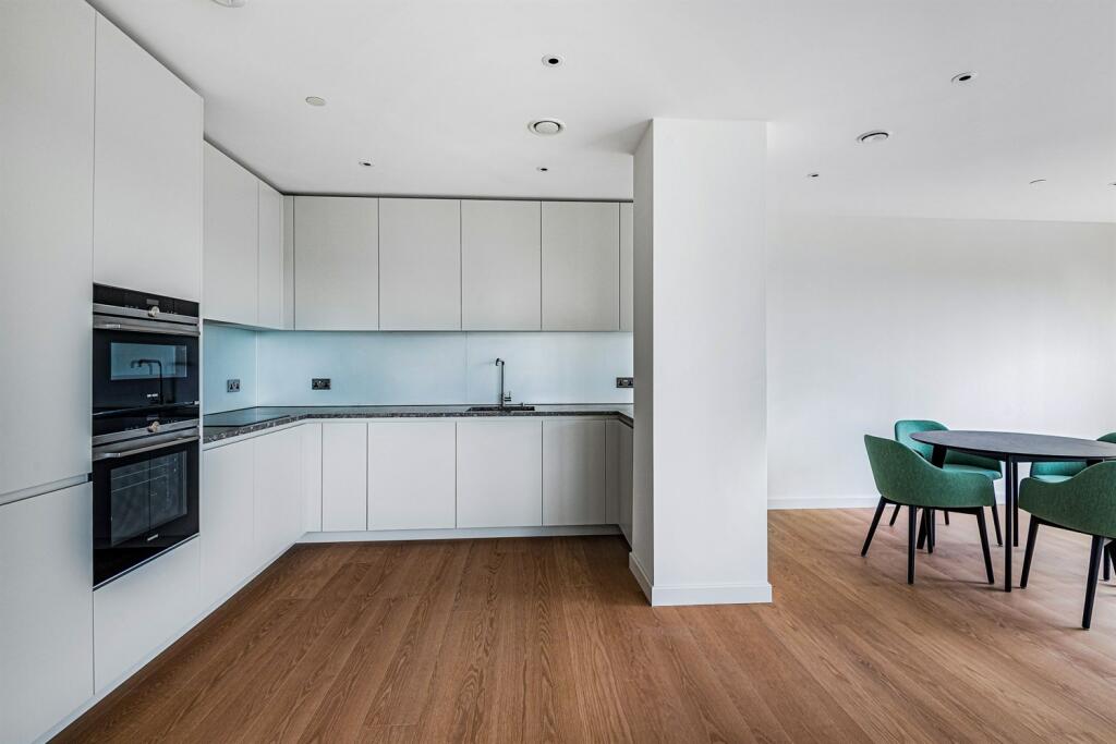 Apartments to Rent by Greenwich Peninsula at Upper Riverside, Greenwich, SE10, kitchen dining area