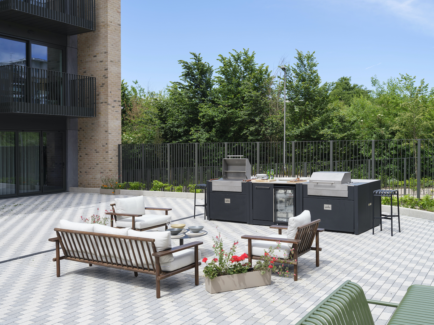 Apartments to Rent by Cortland in Cortland Cassiobury, Watford, WD18, outdoor dining space