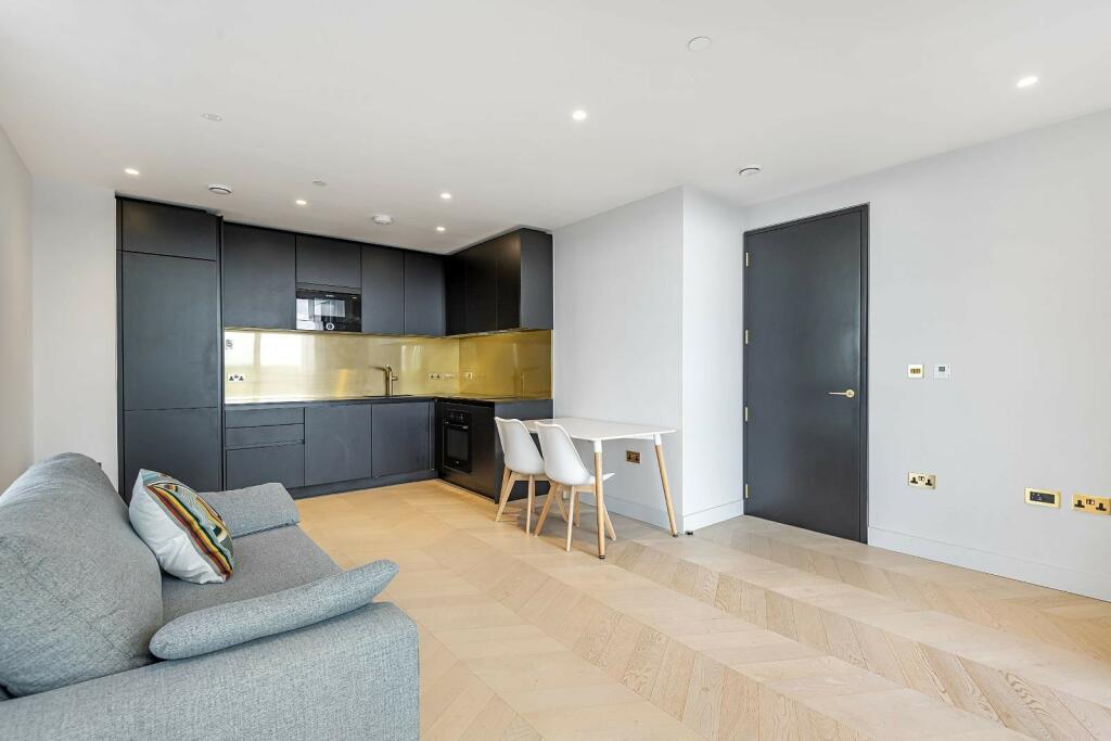 Apartments to Rent by Greenwich Peninsula at The Waterman, Greenwich, SE10, living kitchen dining area